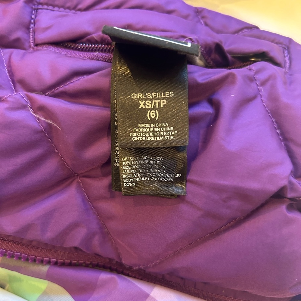 North Face Girls Down Hooded Jacket, Size 6. - Picture 9 of 9